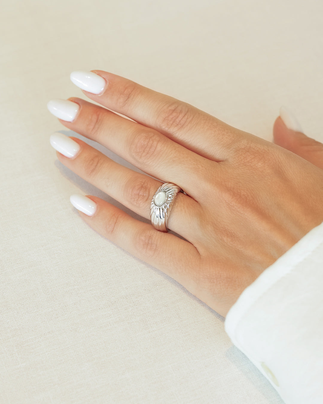 Anillo Plateado Madre Perla Diana