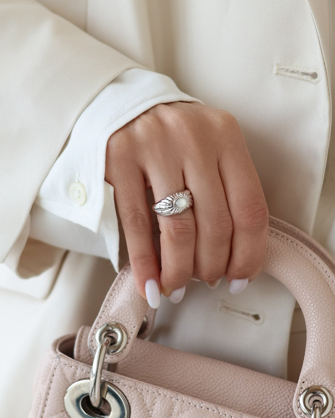 Anillo Plateado Madre Perla Diana