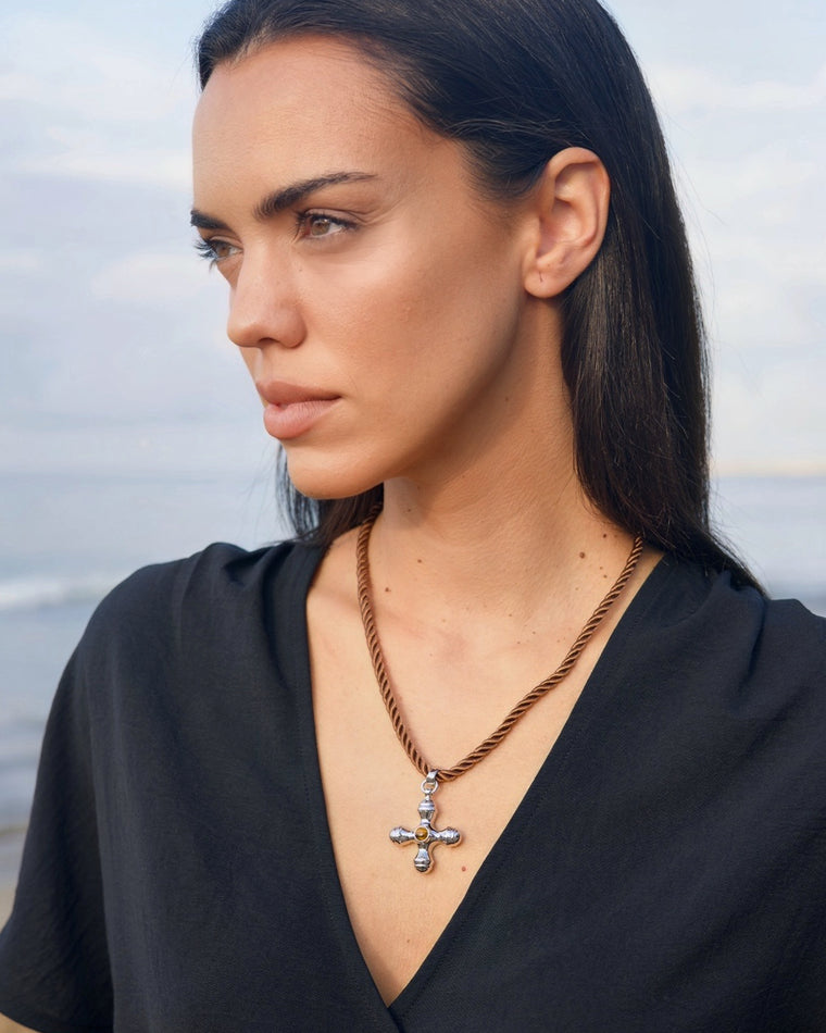 Collar Cruz Plateado Osiris
