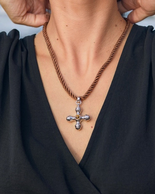 Collar Cruz Plateado Osiris