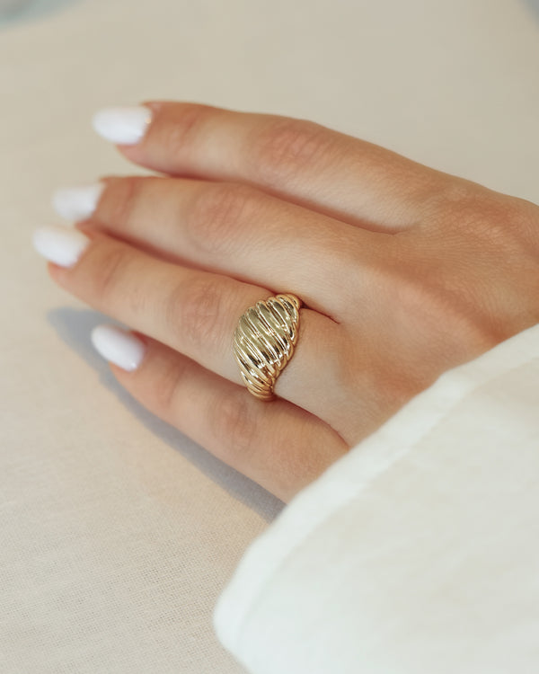 Anillo dorado Maude