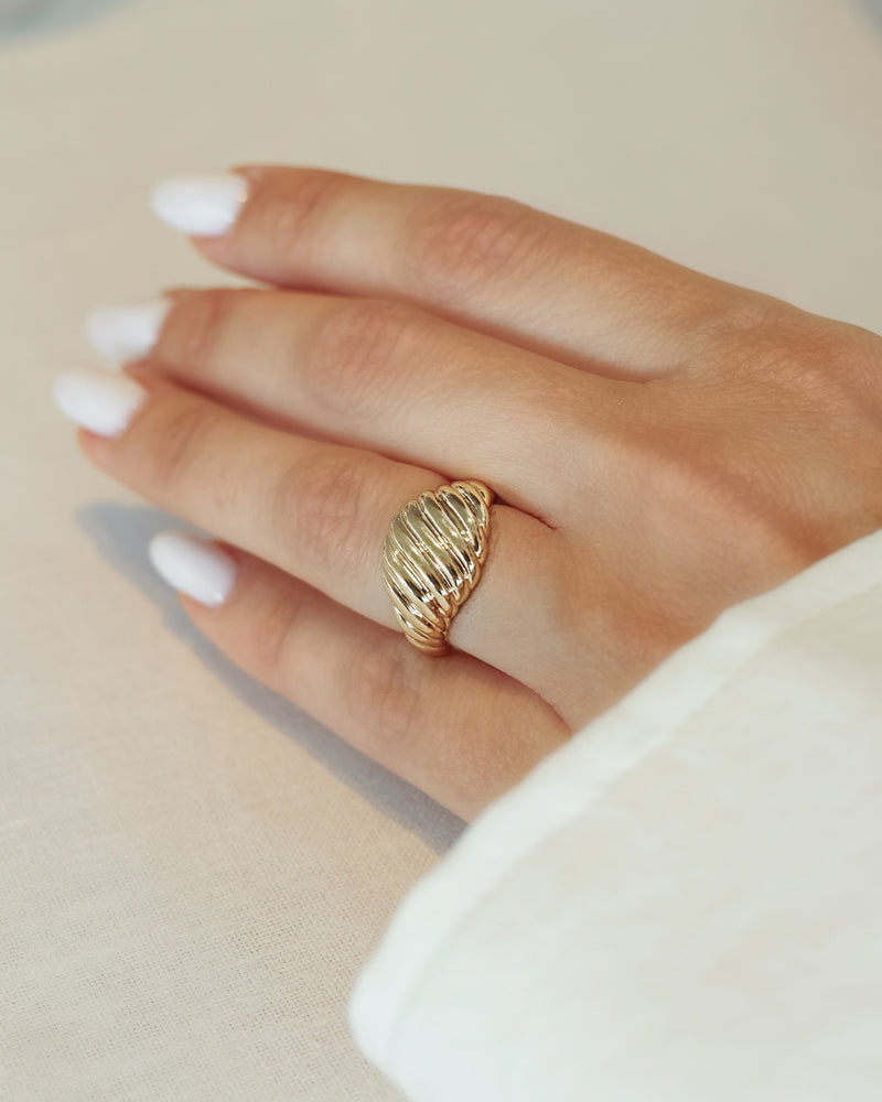 Anillo dorado Maude